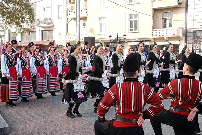 Втори ден продължава виненият фестивал „Дефиле на младото вино“ в Пловдив 