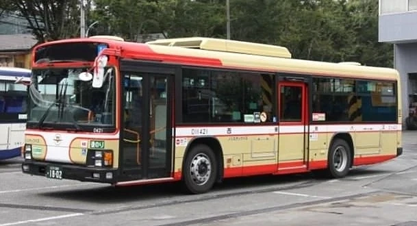 Автобус за подпийнали туристи в Токио 