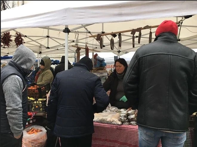 Стотици посетители се струпаха на Коледния фермерски пазар в София 