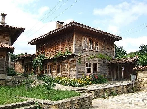 Да живееш в праисторията - село Медвен  