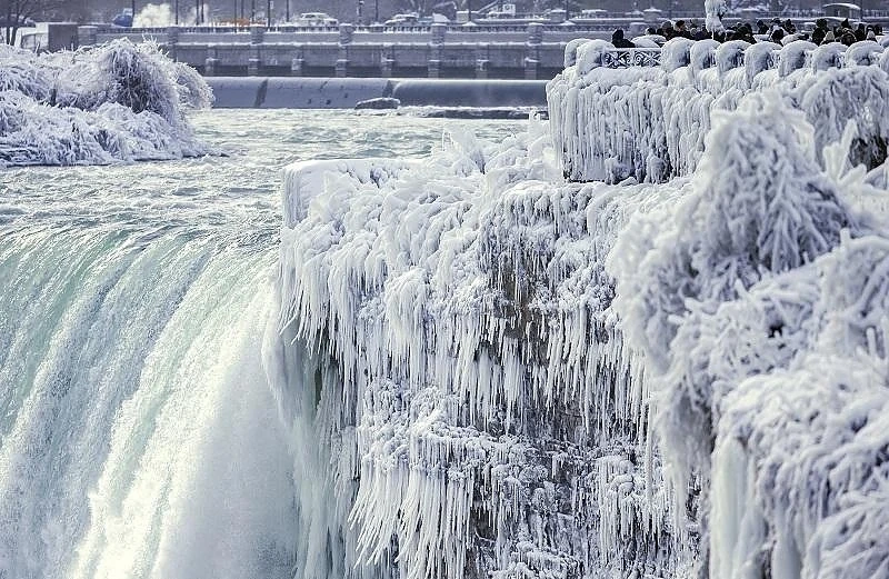 Ниагарският водопад замръзна
