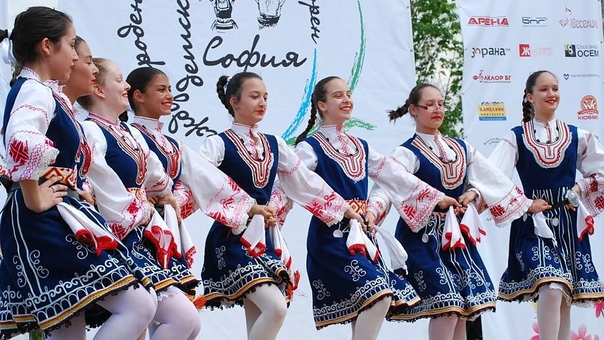 Детско-юношески танцов ансамбъл „Пламъче днес в НДК