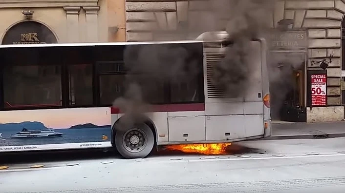Автобус се запали в центъра на Рим