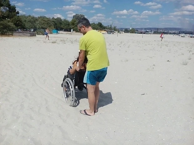 Хората с увреждания имат достъп до 44 плажа този сезон