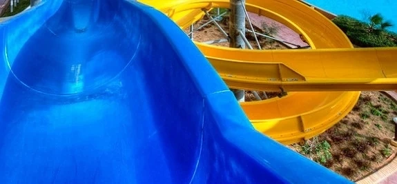Забрана! Деца с дълга коса извън водните пързалки  