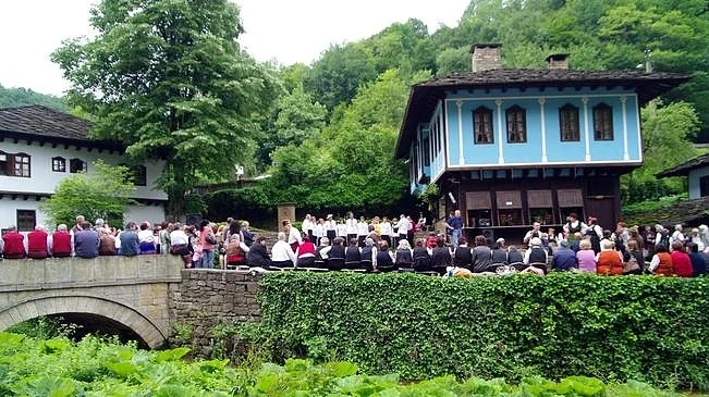 Отбелязват празника на билките Еньовден в Етъра 