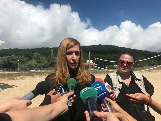  Ангелкова откри сериозни нарушения на плажа в Шкорпиловци    