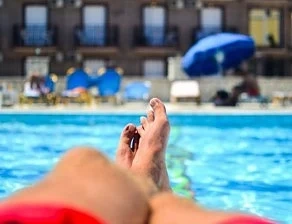 Чуждите туристи у нас превърнали оплакването в бизнес, казват хотелиери