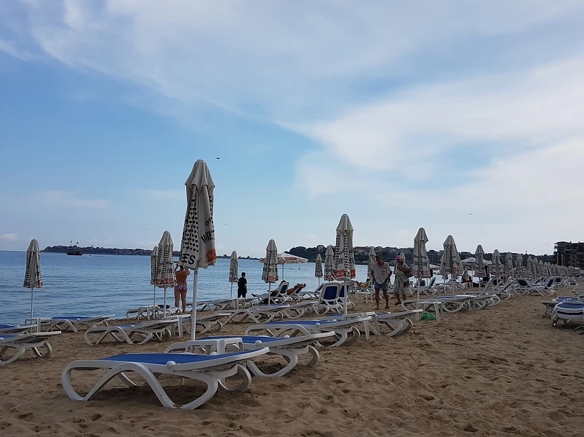 Плажът на Слънчев бряг е празен в топ сезона
