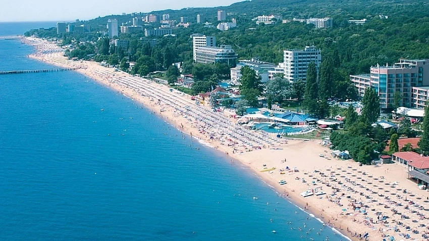 Резервациите в морските ни курорти са намалели 