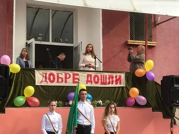 Министър Ангелкова взе участие в тържественото откриване на учебната година в Софийската професионална гимназия по туризъм