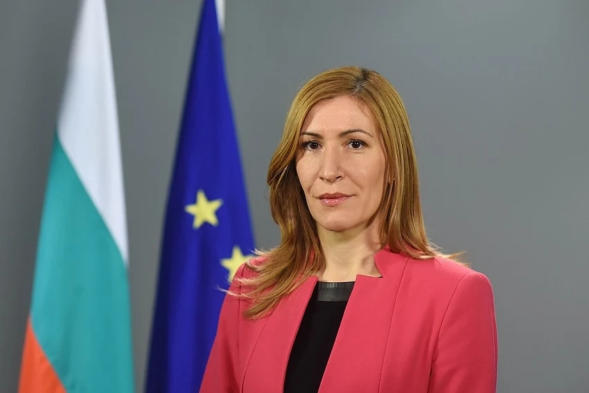 Ангелакова: Отчитаме 3,6% повече туристи през лятото