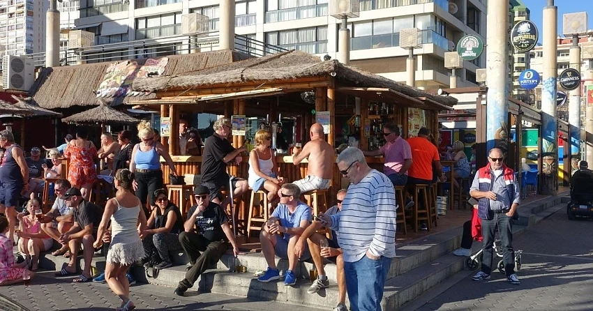 Затвориха култово място за алкохолен туризъм на англичаните (ВИДЕО)