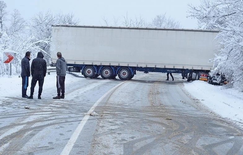 Временно е ограничено движението в участък на пътя Е-79 в Монтанско