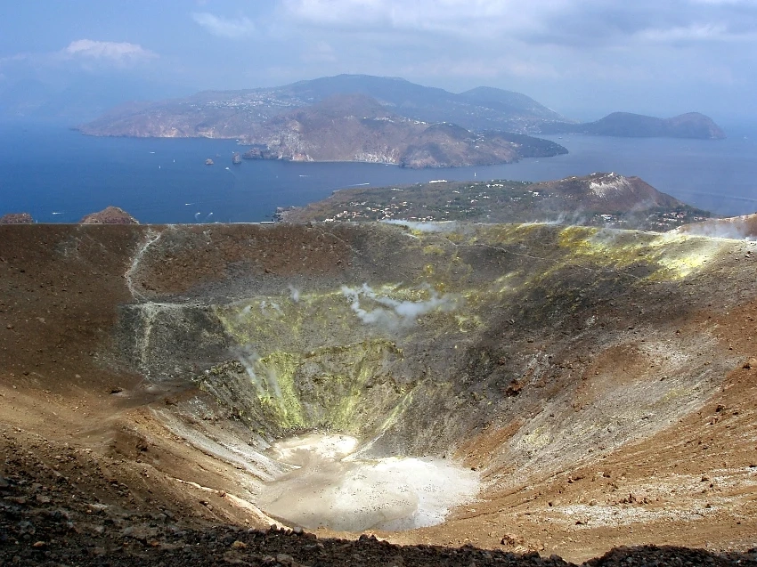 Остров Вулкано в Средиземно море