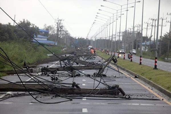В Тайланд бушува голяма буря (снимки)