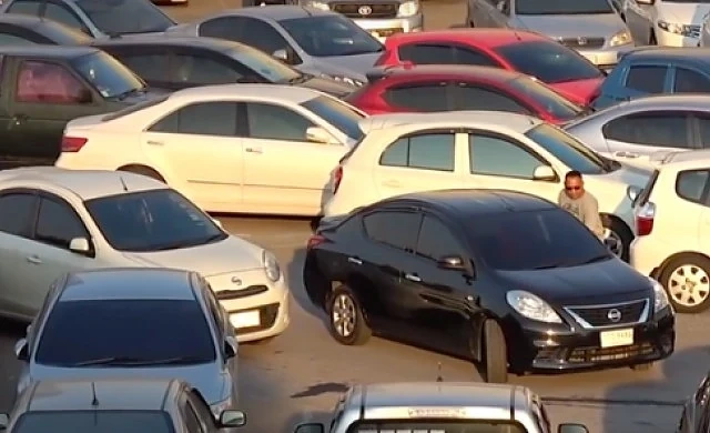 На този паркинг в Банкок е забранено да си оставяш колата с дръпната ръчна 