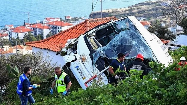 29 души са загинали при катастрофа на туристически автобус на Мадейра