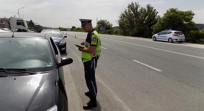 Засилено полицейско присъствие по пътищата в цялата страна