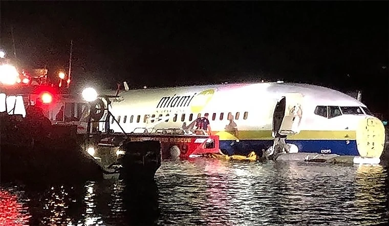 \"Боинг 737\" се приземи в река във Флорида