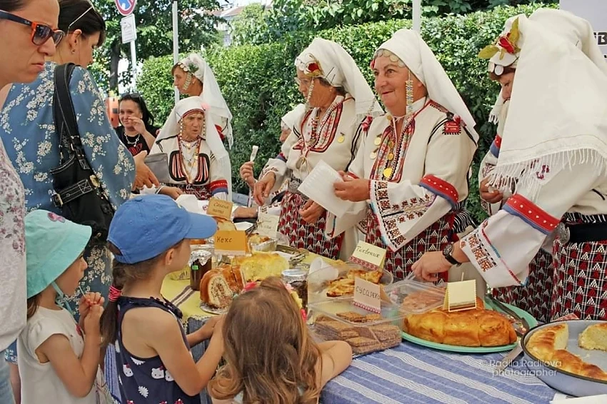 Хиляди българи и туристи окупираха фермерския пазар на Оборище в София