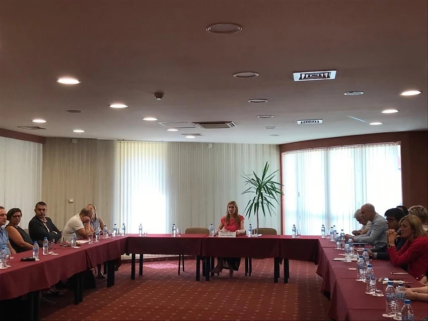 Министър Ангелкова проведе работна среща в Златни пясъци с водещи туроператори