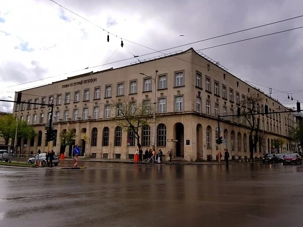 Жената на Веселин Марешки превръща в хотел част от Централната поща във Варна