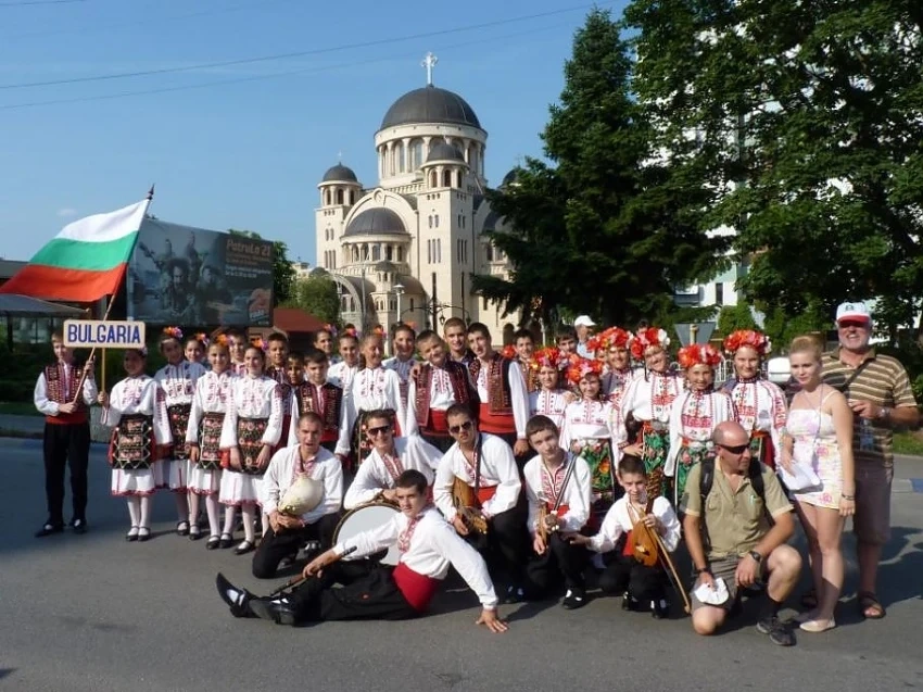 37 BG фолклорни групи и ансамбли пеят зад граница