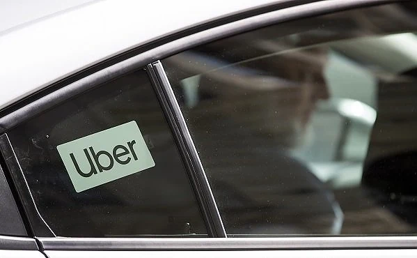 Клиент на Uber прекосил Шотландия докато спял в таксито 