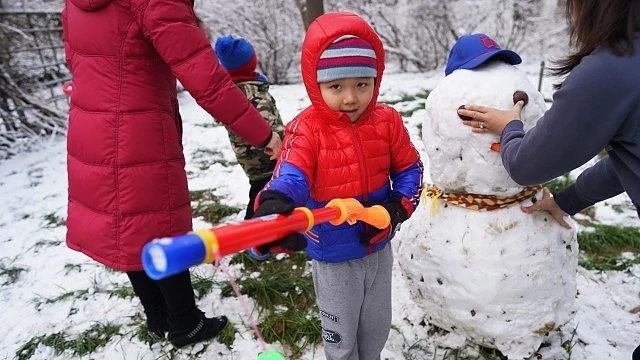 Първи сняг в Пекин зарадва децата