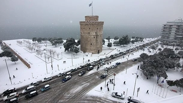 Студ и сняг в Гърция, пътищата са заледени