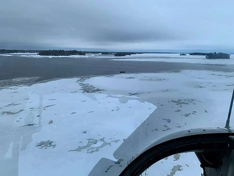 Френски туристи пропаднаха в леда с моторни шейни в замръзнало езеро 
