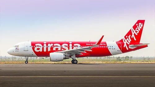  Air Asia екипира стюардесите си с униформи против коронавирус 