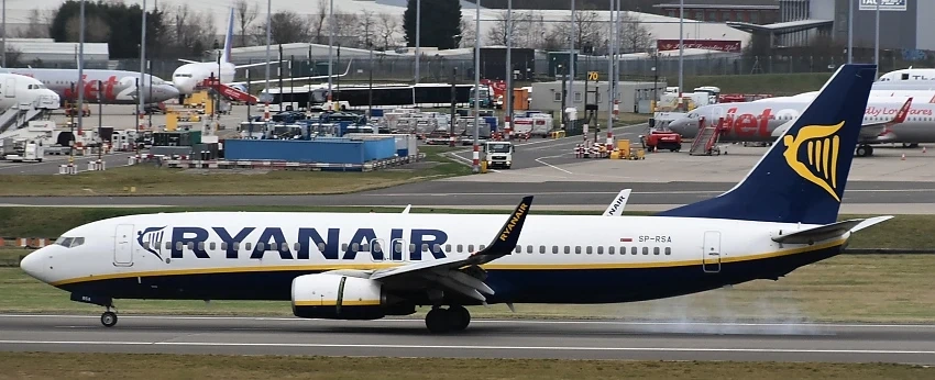 Ryanair съкращава 3000 души, спира полетите до юли