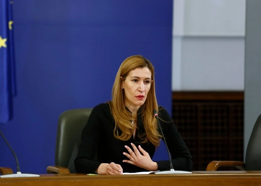 Министър Ангелкова да си подаде оставката веднага