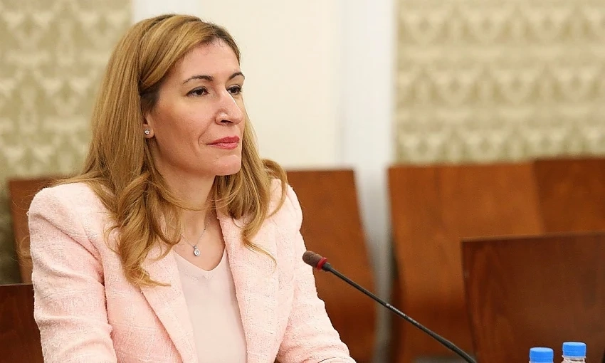 Насред кризата Ангелкова харчи за скъпи и безсмислени проекти