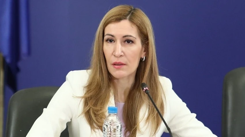 Министър Ангелкова: От 13 май отварят малките хотели и къщите за гости