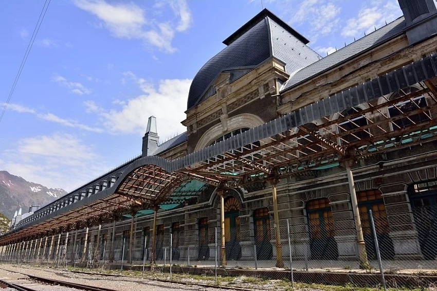 Изоставената жп гара в Пиринеите