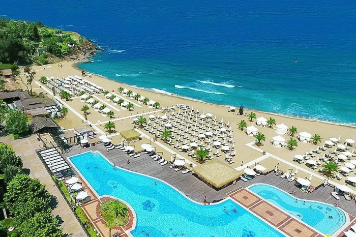 На море в \"Оазис Бийч Клуб\" от сериала \"All inclusive\"