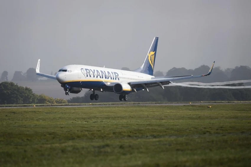 Самолет на Ryanair кацна извънредно заради открита бележка за бомба