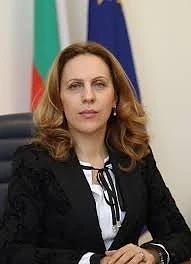 Министър Николова: Държавата да поема разходите за карантинирани туристи