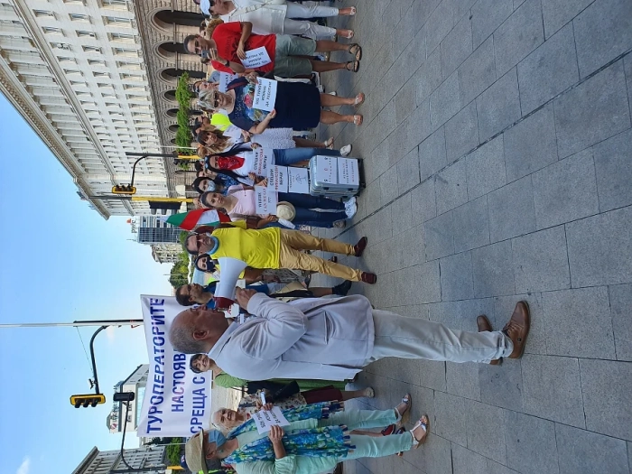 Туристическият бранш на протест пред Министерския съвет 