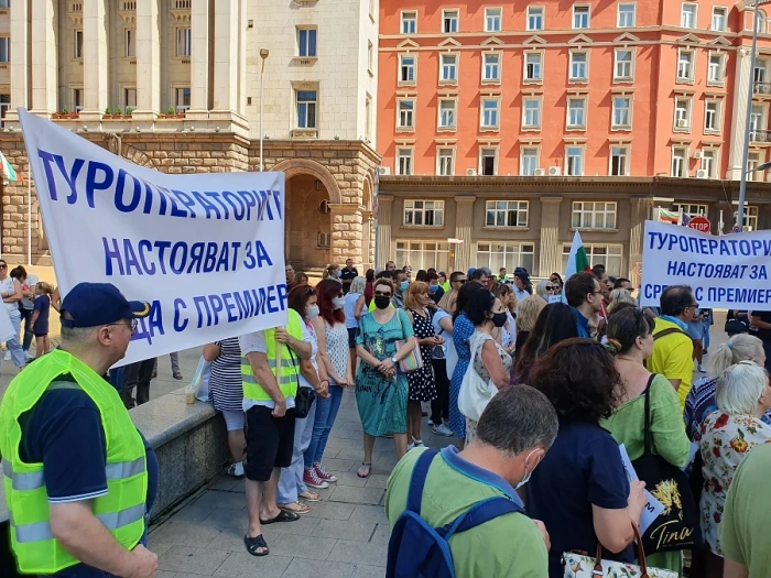 Туристическият бранш на протест пред Министерския съвет 