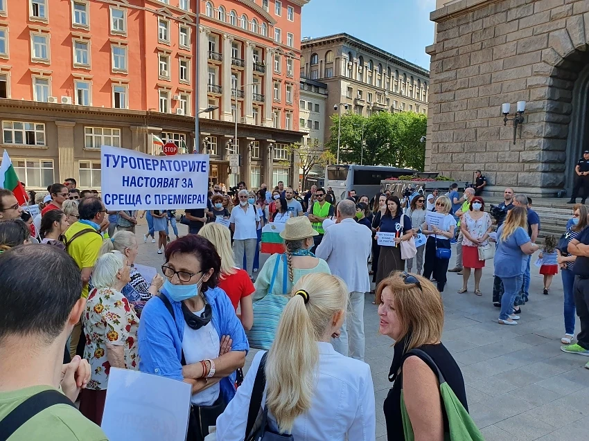 Туристическият бранш на протест пред Министерския съвет 