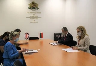 Вицепремиерът Николова поиска отпадане на карантината за британските туристи при завръщането им от България 