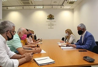 Вицепремиерът Марияна Николова прие работещите туроператори на руския пазар
