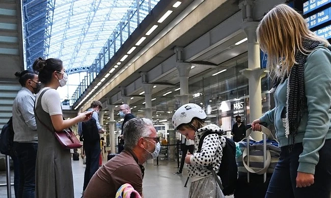 Хиляди стресирани британци се прибират панически у дома 