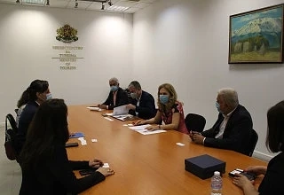 Вицепремиерът Марияна Николова проведе работна среща с представители на Тез Тур България