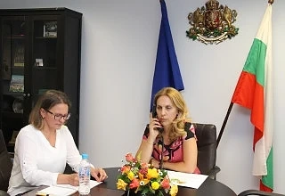 Марияна Николова обсъди отпадането на ограниченията в пътуванията с турския министър 