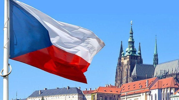 Чехия не вкара страната ни в червения списък. Чартърите продължават